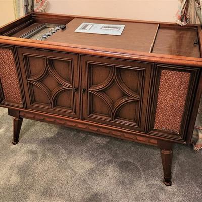 Lot #86  Vintage MAGNAVOX Stereo/Radio
