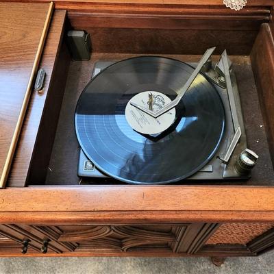 Lot #86  Vintage MAGNAVOX Stereo/Radio
