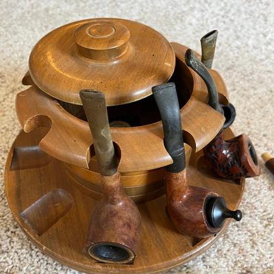 Pipe rack with vintage pipes.