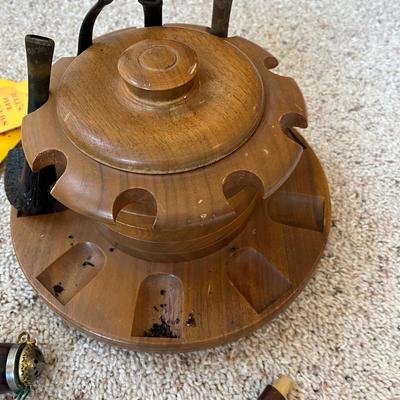 Pipe rack with vintage pipes.