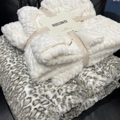 2 Soft Luxury Throw Blankets