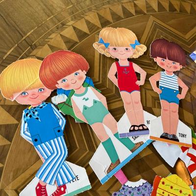 Lot of paper dolls