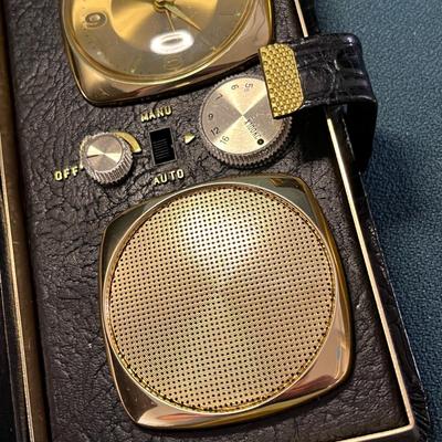 EXCELLENT VINTAGE NOVELTY BOOK CLOCK RADIO 