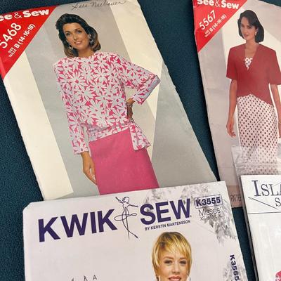 VINTAGE MISSES CLOTHING SEWING PATTERNS