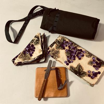 PICNIC, CONCERTS WINE AND CHEESE BASKET FOR 4 