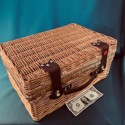 PICNIC, CONCERTS WINE AND CHEESE BASKET FOR 4 