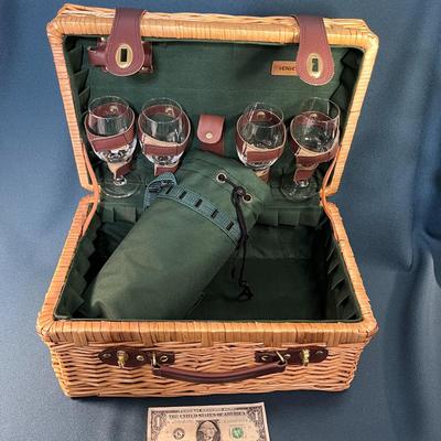 PICNIC, CONCERTS WINE AND CHEESE BASKET FOR 4 