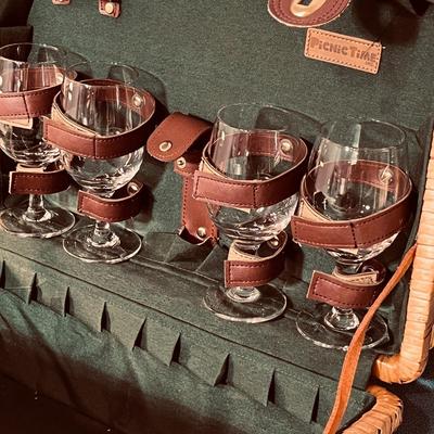 PICNIC, CONCERTS WINE AND CHEESE BASKET FOR 4 
