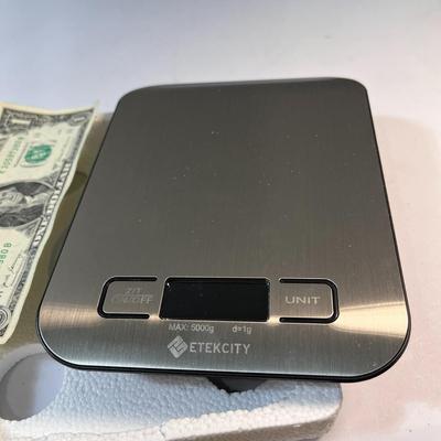 NEW IN BOX DIGITAL PRECISION KITCHEN SCALE