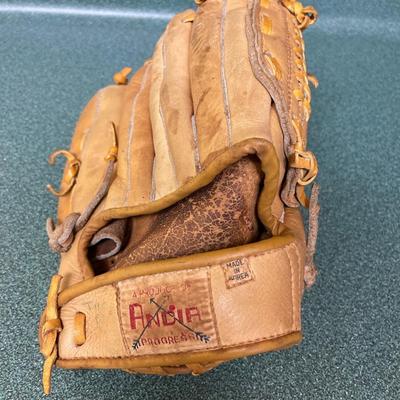 Vintage Andia v Snap Baseball Glove