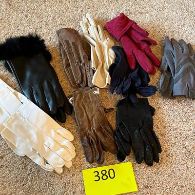 Lot of ladies Gloves