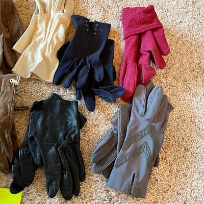 Lot of ladies Gloves