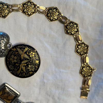 Bracelets & pendants