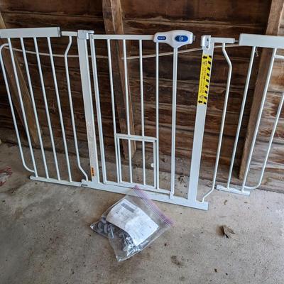 EXTRA WIDE PET GATE WITH SLIDE HANDLE