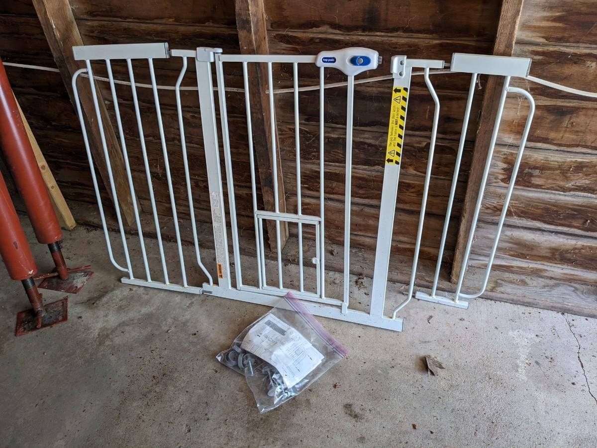 EXTRA WIDE PET GATE WITH SLIDE HANDLE