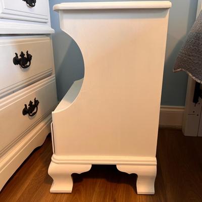 Vintage Kling Old Orchard Colonial Serpentine Solid Maple Nightstand Side Table Painted White