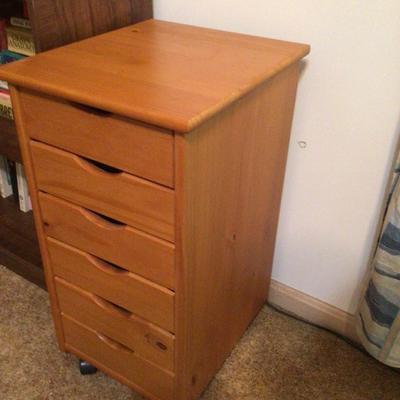 264 Wooden Organizer on Wheels