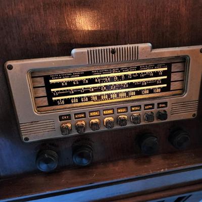 Lot #109  1940's PHILCO Radio - working condition