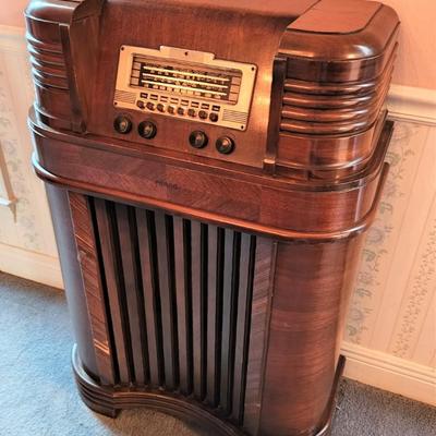 Lot #109  1940's PHILCO Radio - working condition
