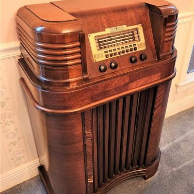 Lot #109  1940's PHILCO Radio - working condition
