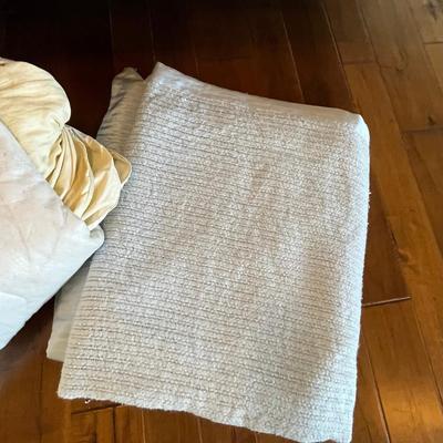 Mattress Pad & Pillows