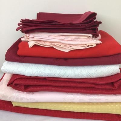 126 Tablecloth Lot & Napkins