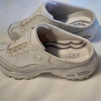 Two pair of Women's Loafer Shoes Easy Spirit size 10 and Sketchers Size 9