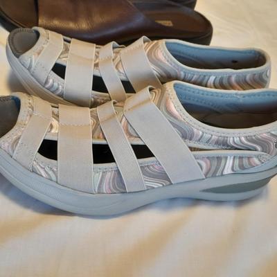 Women's Sandles and Flats BZees, Clarks, Easy Spirit Size 10M