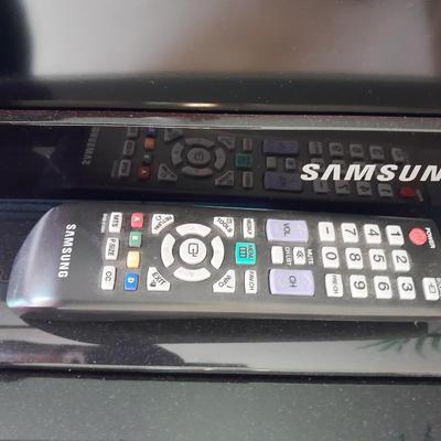 Working Samsung 40" LCD Television with Remote Control
