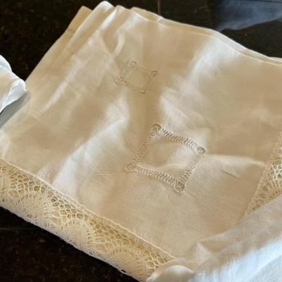 Various dining linens