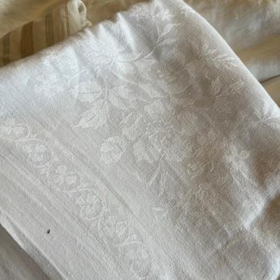 Various dining linens