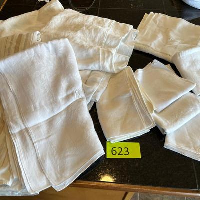 Various dining linens