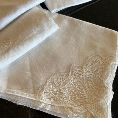 Various dining linens