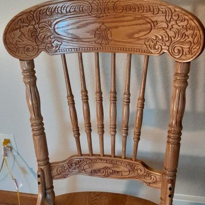 Beautiful Oak round claw footed pedestal Table with 4 chairs and a leaf