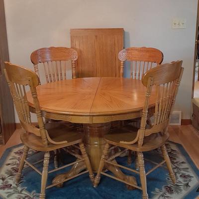 Beautiful Oak round claw footed pedestal Table with 4 chairs and a leaf
