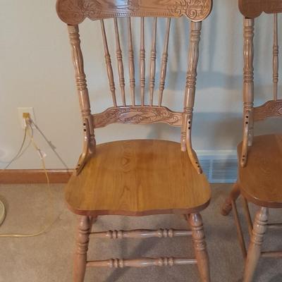 Beautiful Oak round claw footed pedestal Table with 4 chairs and a leaf