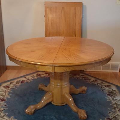 Beautiful Oak round claw footed pedestal Table with 4 chairs and a leaf