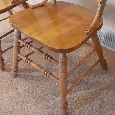 Beautiful Oak round claw footed pedestal Table with 4 chairs and a leaf