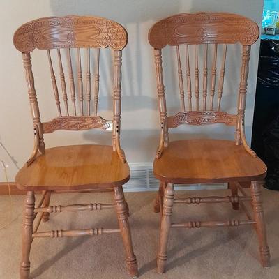 Beautiful Oak round claw footed pedestal Table with 4 chairs and a leaf