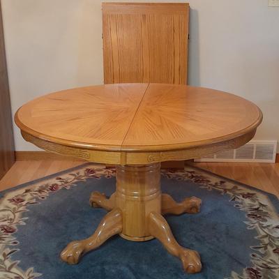 Beautiful Oak round claw footed pedestal Table with 4 chairs and a leaf