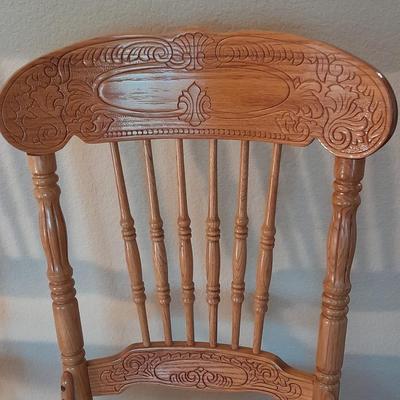 Beautiful Oak round claw footed pedestal Table with 4 chairs and a leaf