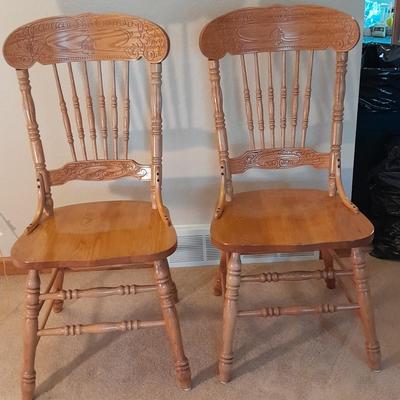 Beautiful Oak round claw footed pedestal Table with 4 chairs and a leaf