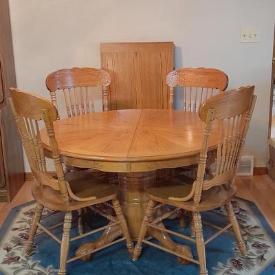 Beautiful Oak round claw footed pedestal Table with 4 chairs and a leaf