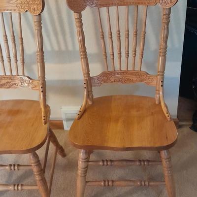 Beautiful Oak round claw footed pedestal Table with 4 chairs and a leaf