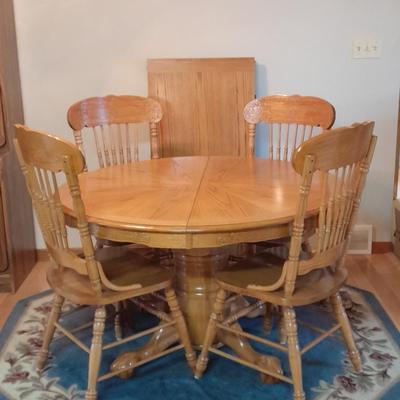 Beautiful Oak round claw footed pedestal Table with 4 chairs and a leaf