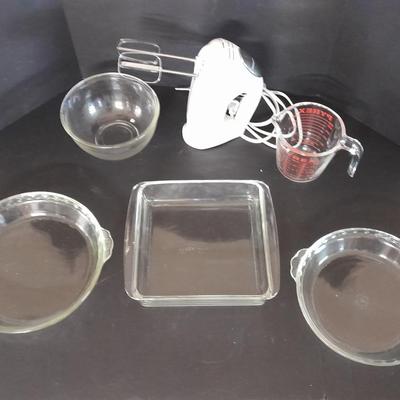 Hamilton Beach hand mixer with Mixing bowl, brownie pan, and glass pie dishes