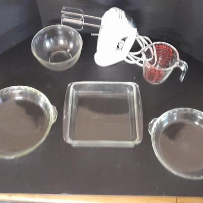 Hamilton Beach hand mixer with Mixing bowl, brownie pan, and glass pie dishes