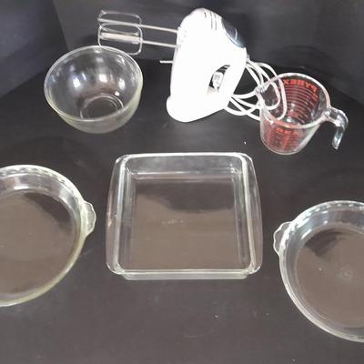 Hamilton Beach hand mixer with Mixing bowl, brownie pan, and glass pie dishes