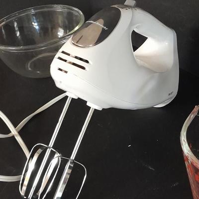 Hamilton Beach hand mixer with Mixing bowl, brownie pan, and glass pie dishes