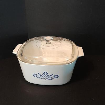 Two Corning ware casserole dishes with lids